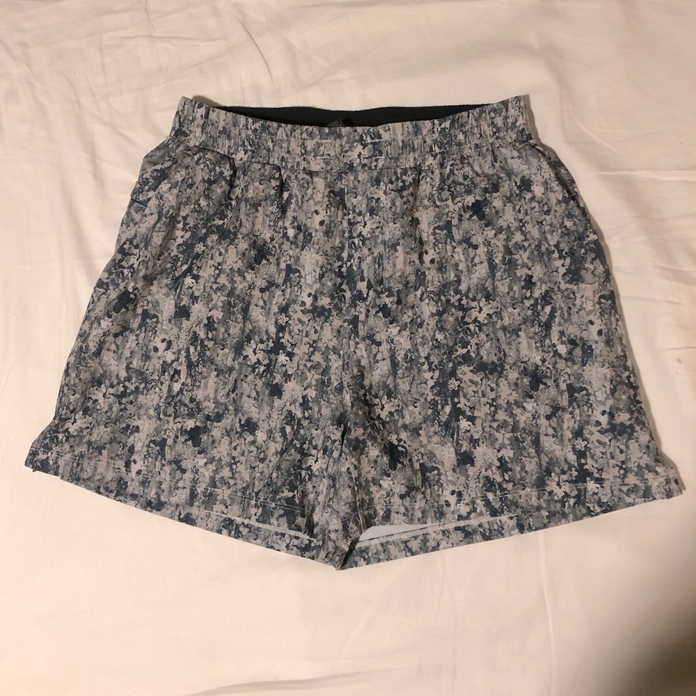 LULULEMON Men’s Pool Shorts Size S, 5” inseam